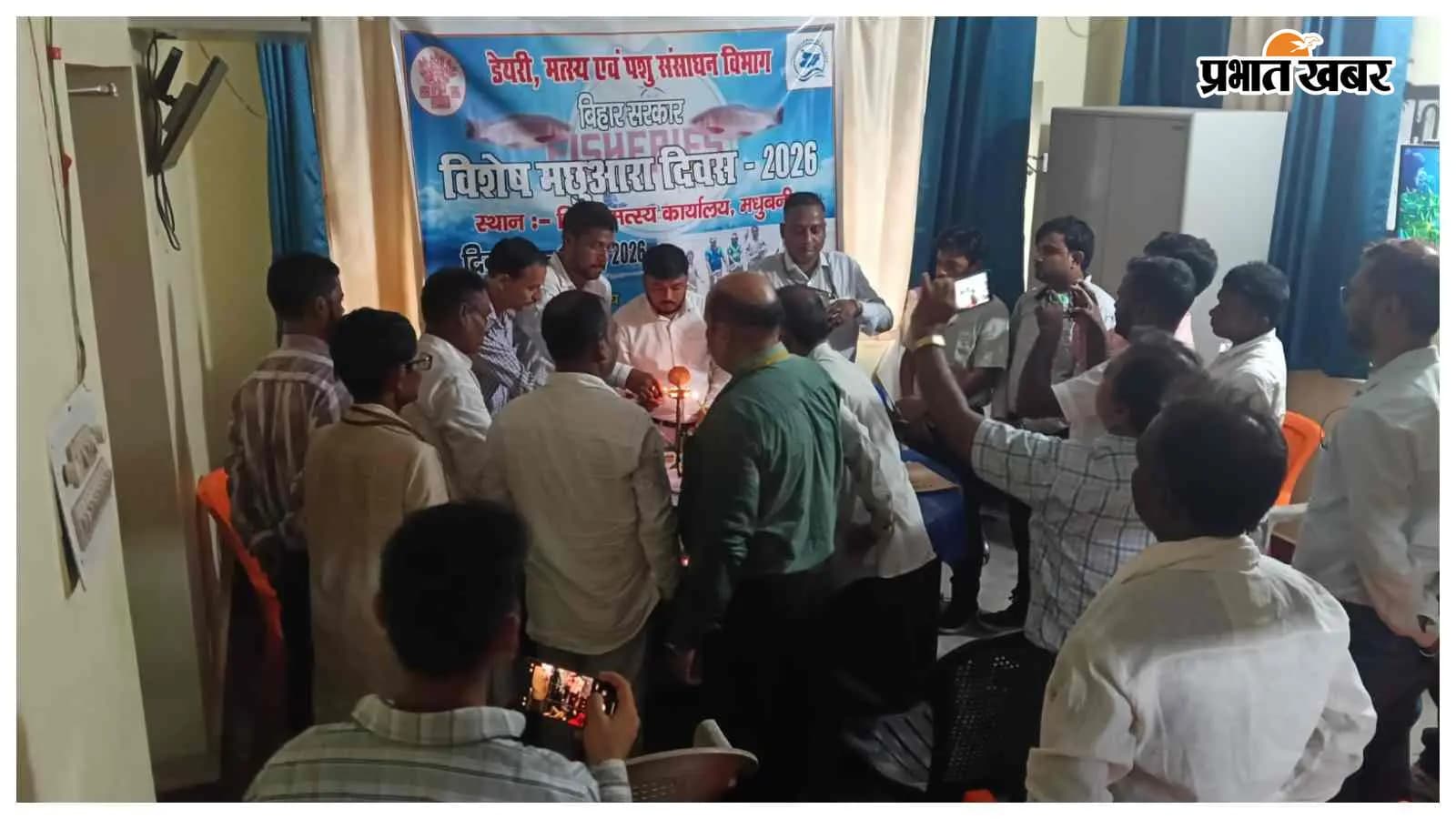 उत्कृष्ट मत्स्य पालकों को सम्मानित करते जिला मत्स्य विभाग के अधिकारी उत्कृष्ट मत्स्य पालकों को सम्मानित करते जिला मत्स्य विभाग के अधिकारी