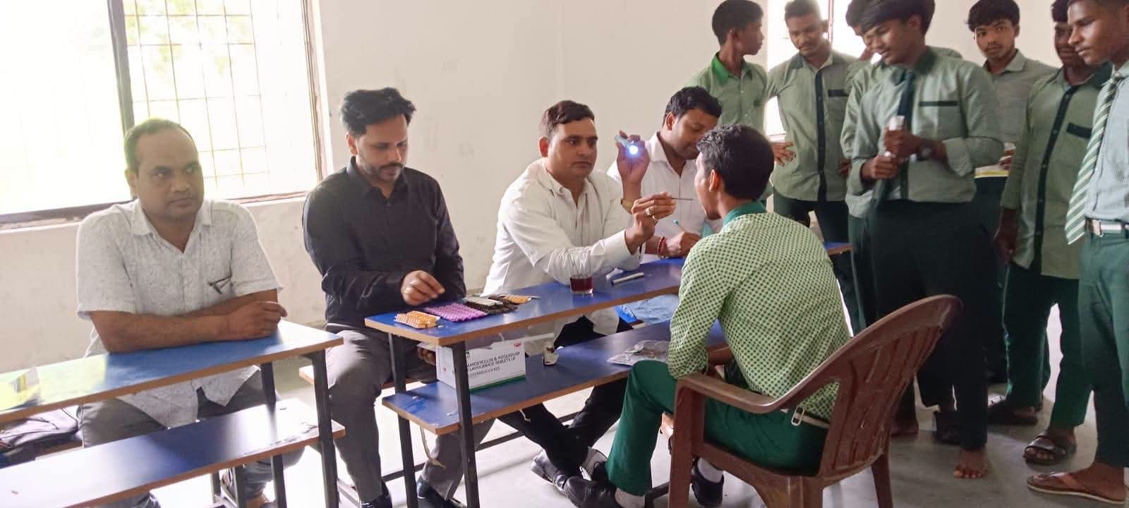 सरायकेला. राजनगर के प्लस-2 विद्यालय में तंबाकू के खिलाफ जागरूकता अभियान, 200 विद्यार्थियों की हुई मुख स्वास्थ्य जांच