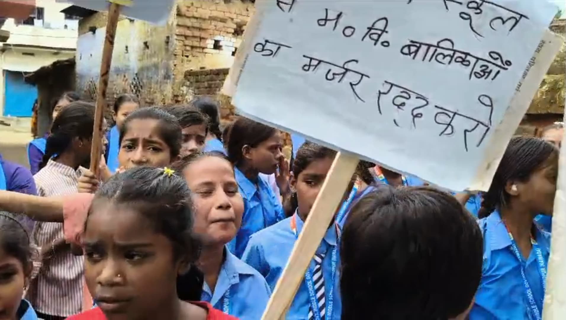 नवादा: गोविंदपुर में विद्यालय संविलयन के खिलाफ छात्राओं और अभिभावकों का विरोध, पैदल मार्च निकालकर फैसले पर उठाए सवाल, बेहतर सुविधाओं की मांग
