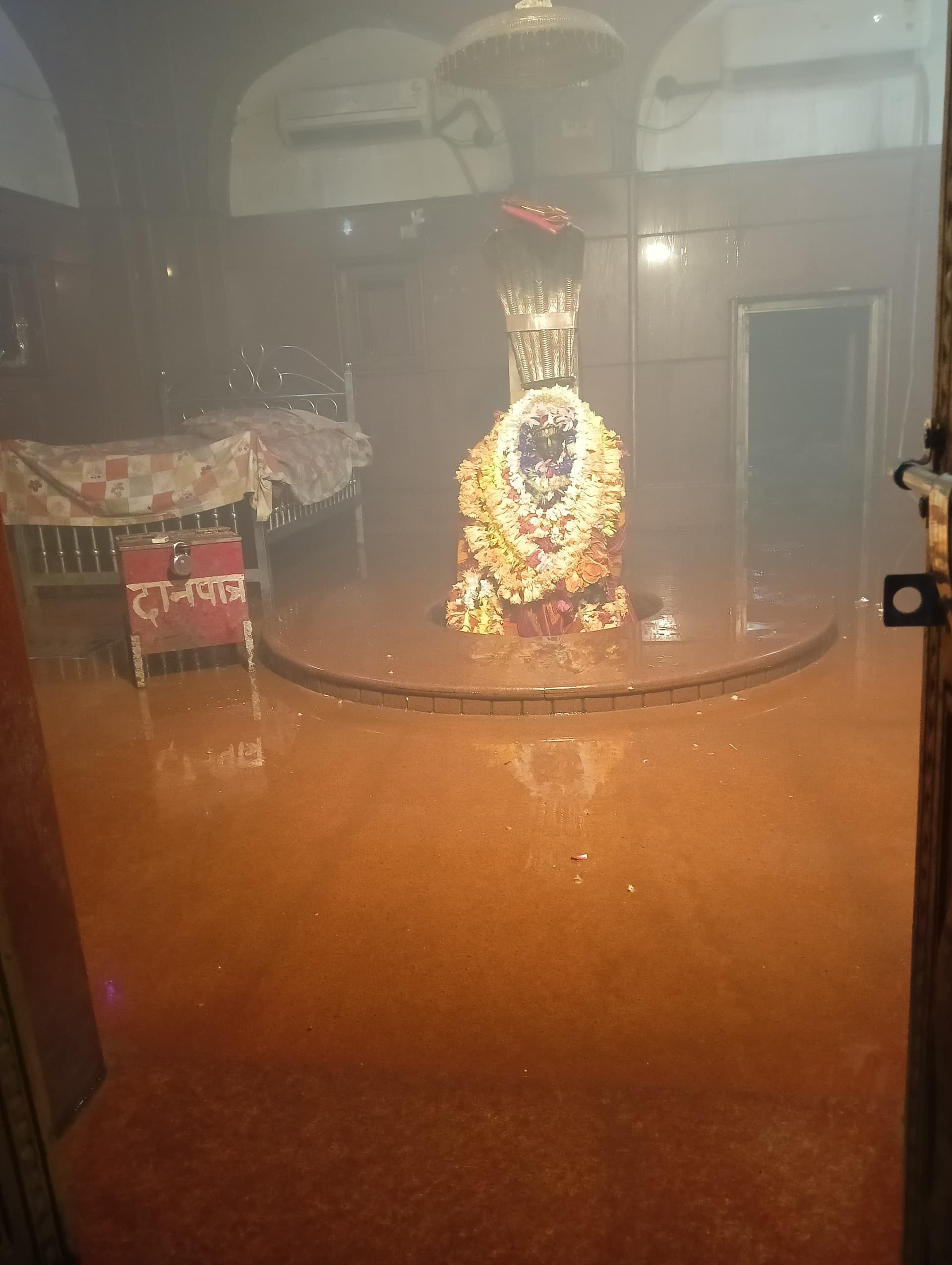 उग्रतारा मंदिर से हटी स्टील ग्रिल, फिर शुरू होगी स्पर्श पूजा, श्रद्धालुओं ने ली राहत की सांस