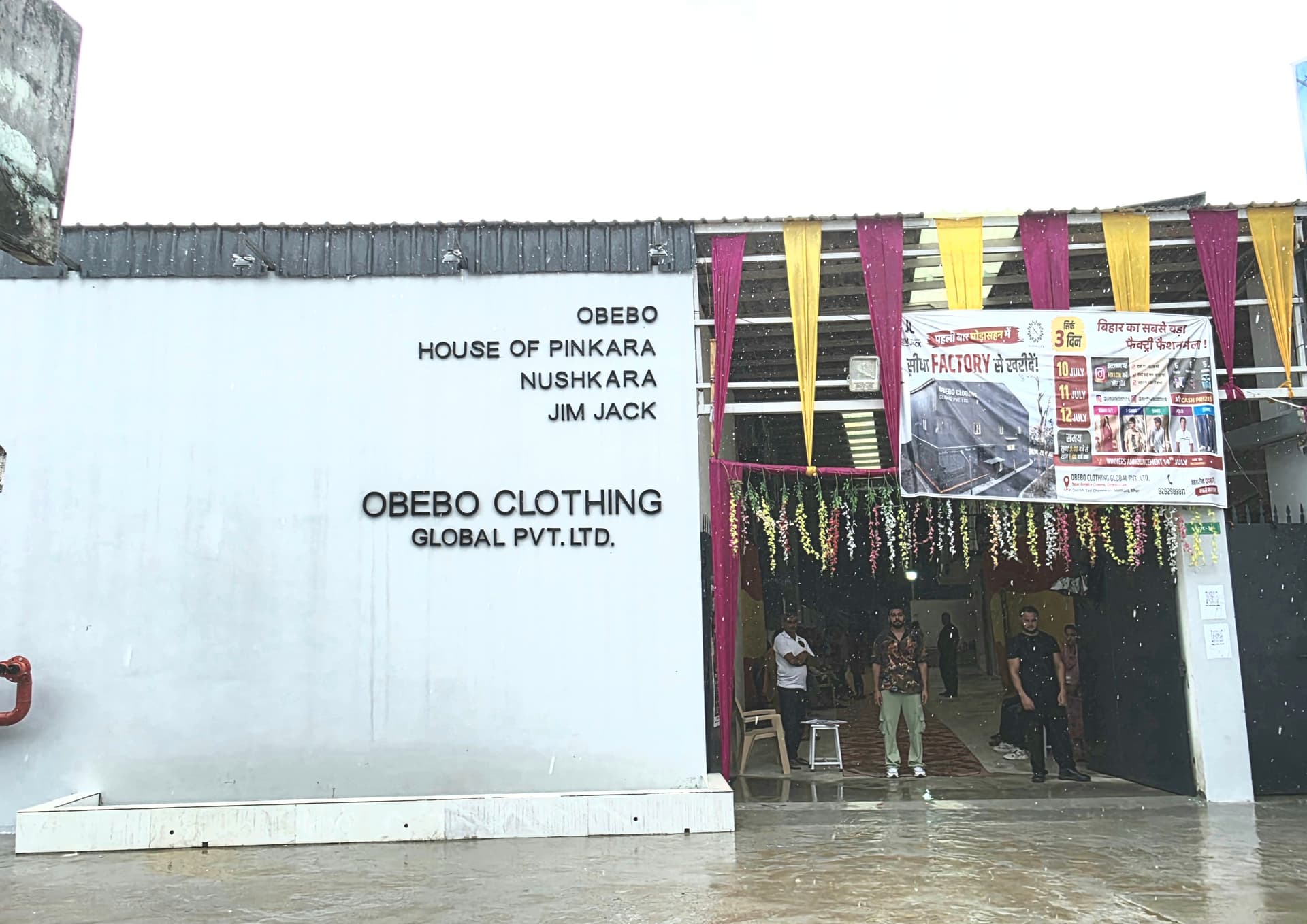 रवि किशन की पहली फिल्म बनाने वाले निर्माता ने बदली घोड़ासहन की तस्वीर, अब 420 लोगों को दे रहे रोजगार