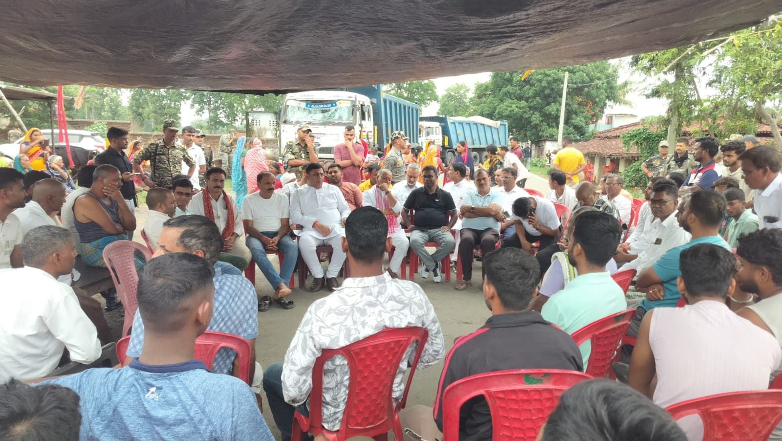 चतरा-सिमरिया रोड पर विराजपुर के पास40 घंटे से सड़क जाम, CRPF जवान की मौत के बाद फूटा ग्रामीणों का गुस्सा
