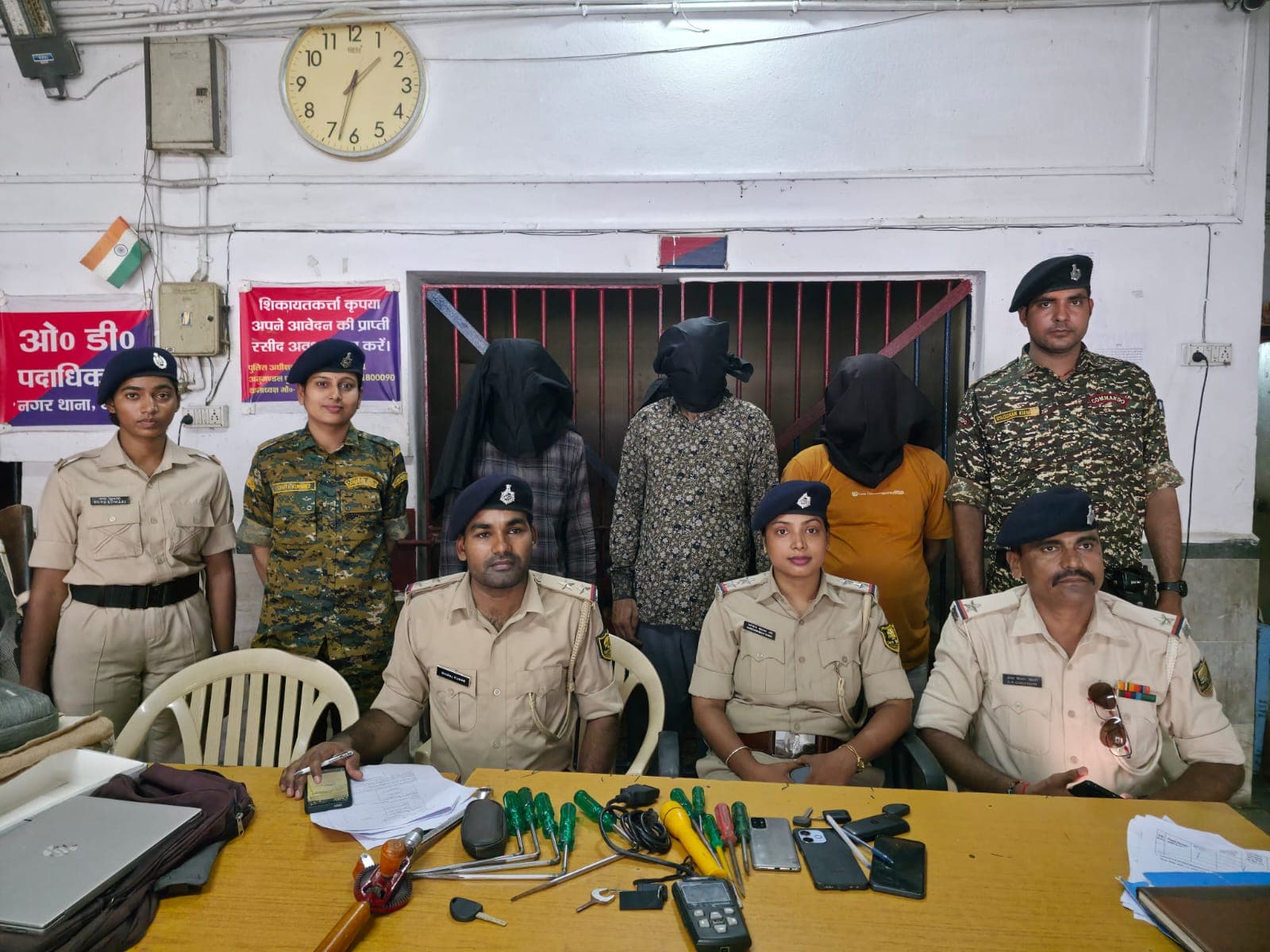 बक्सर में  दिल्ली का अंतरराज्यीय कुख्यात वाहन चोर साथियों संग होटल से दबोचा गया, हथियारनुमा औजारों और मास्टर चाबियों का जखीरा बरामद