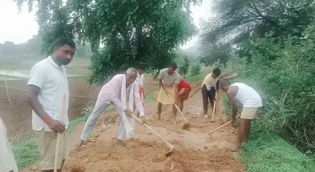 सिस्टम की नाकामी या अपनों को आईना, JMM नेता ने निजी खर्च से बनाया 2 किमी सड़क