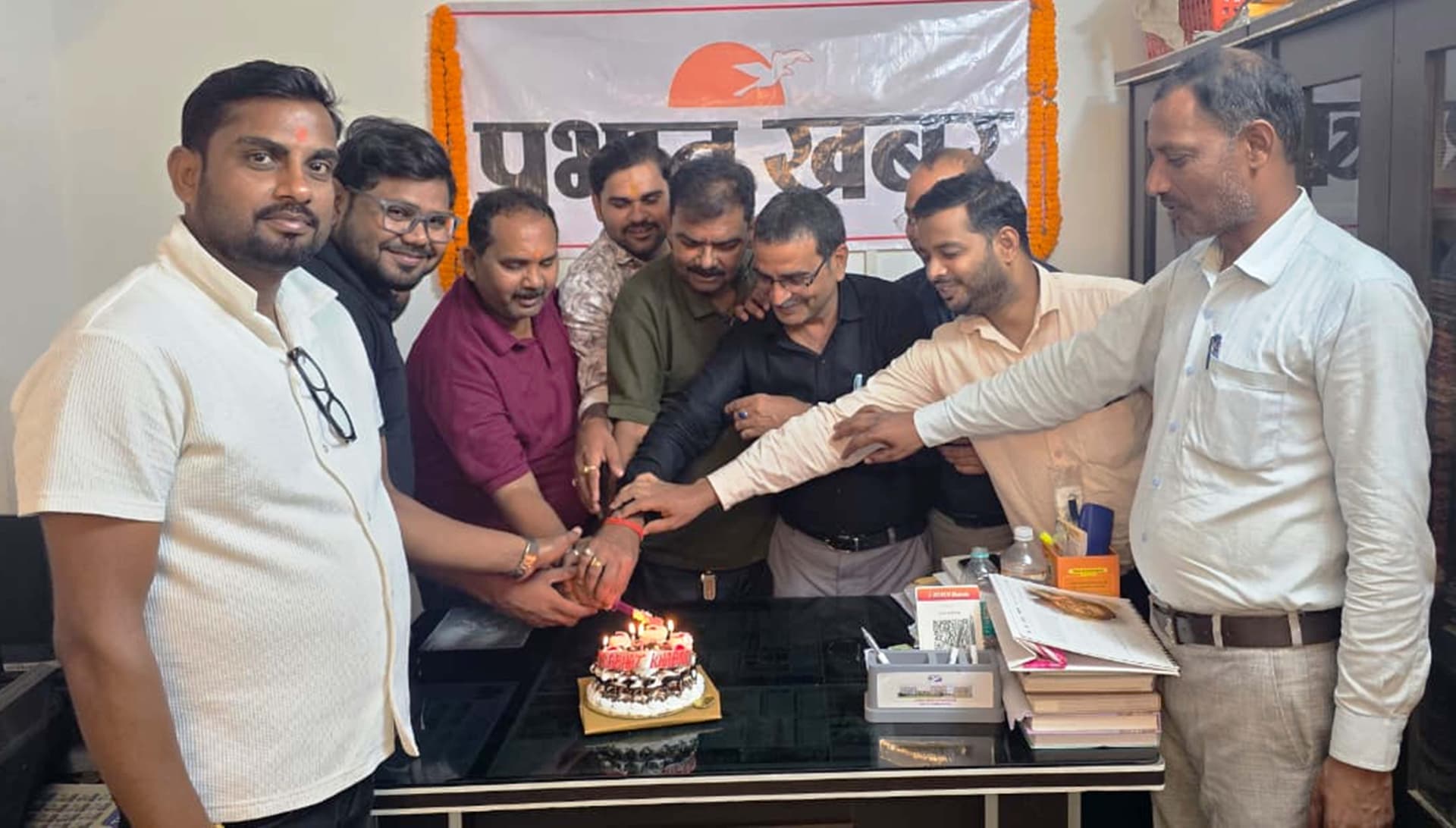 प्रभात खबर के 30 वर्ष पूरे, सासाराम कार्यालय में केक काटकर मनाया गया स्थापना दिवस
