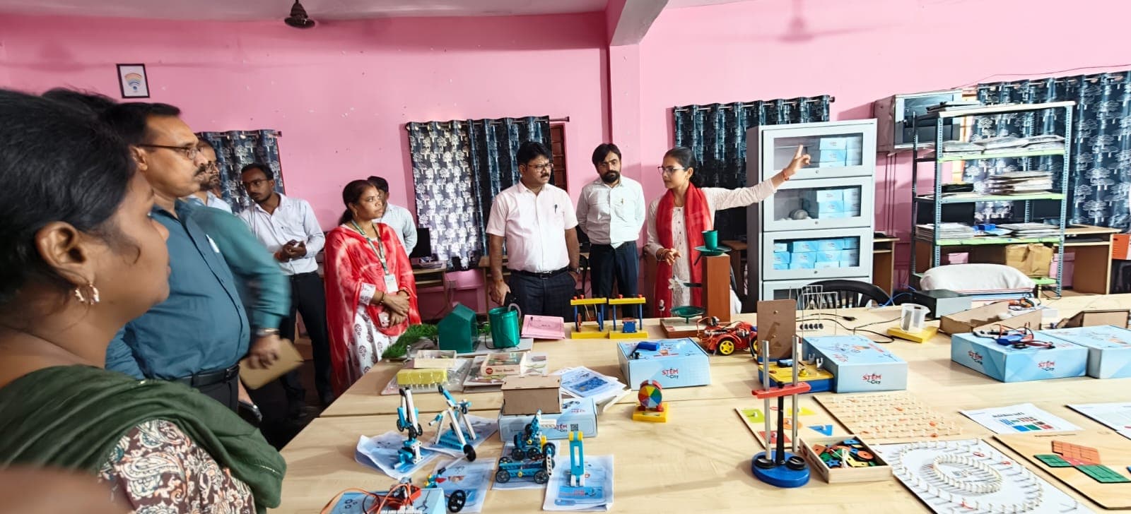 उपायुक्त पहुँचे चंदवा, प्रखंड कार्यालय, सीएचसी व कस्तूरबा विद्यालय का किया निरीक्षण