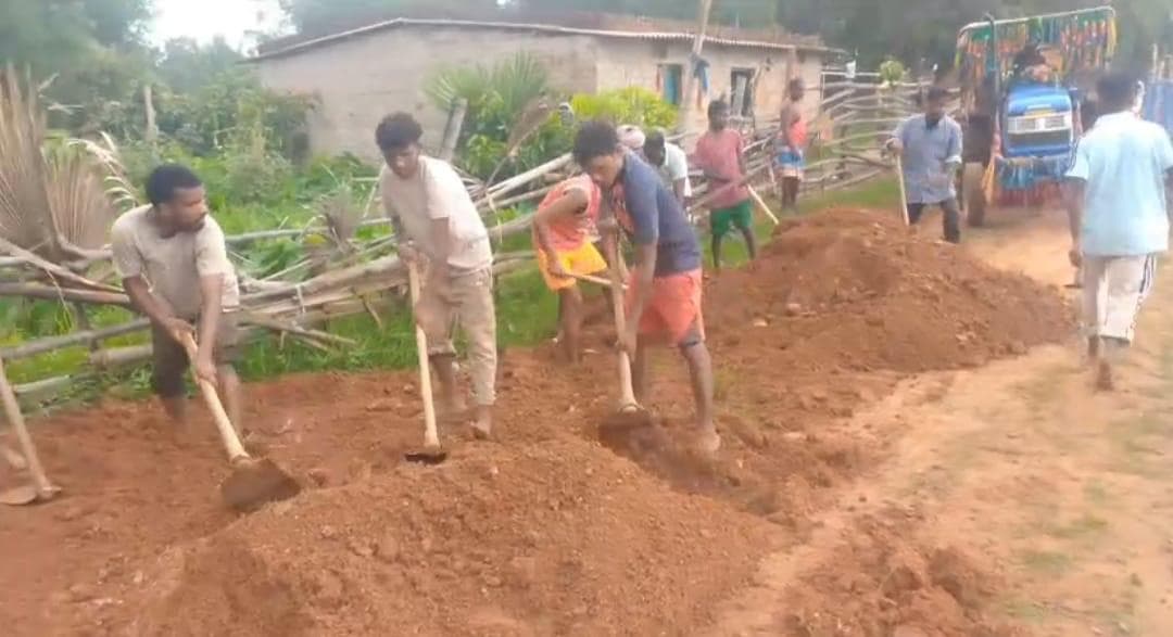 ग्रामीणों ने श्रमदान और जनसहयोग से बनायी डेढ़ किलोमीटर सड़क