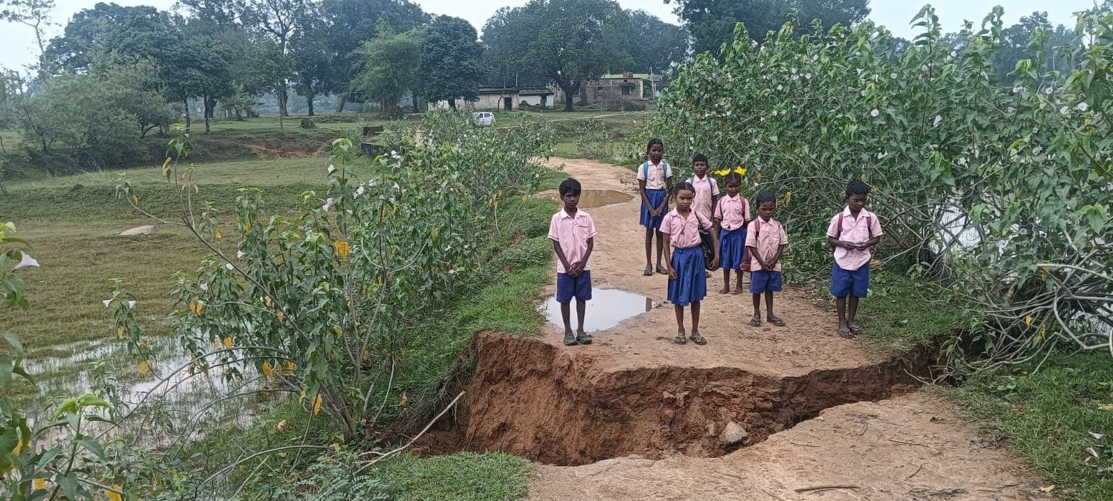 सड़क टूटने से हो रही है छात्र-छात्राओं को परेशानी