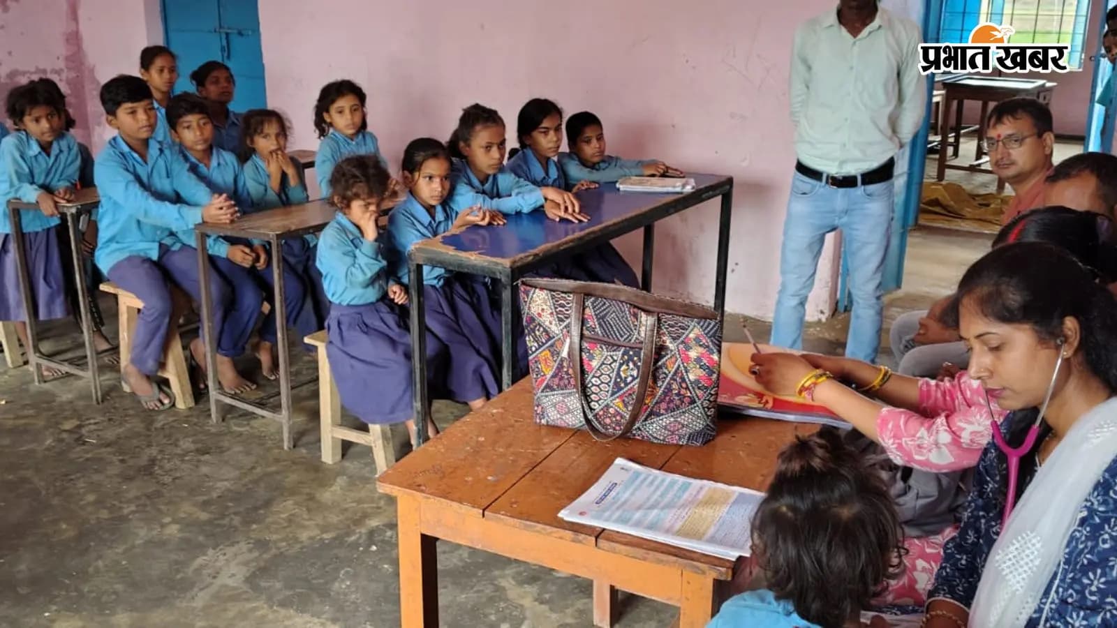 बच्चों के स्वास्थ्य की जांच करती चिकित्सक बच्चों के स्वास्थ्य की जांच करती चिकित्सक