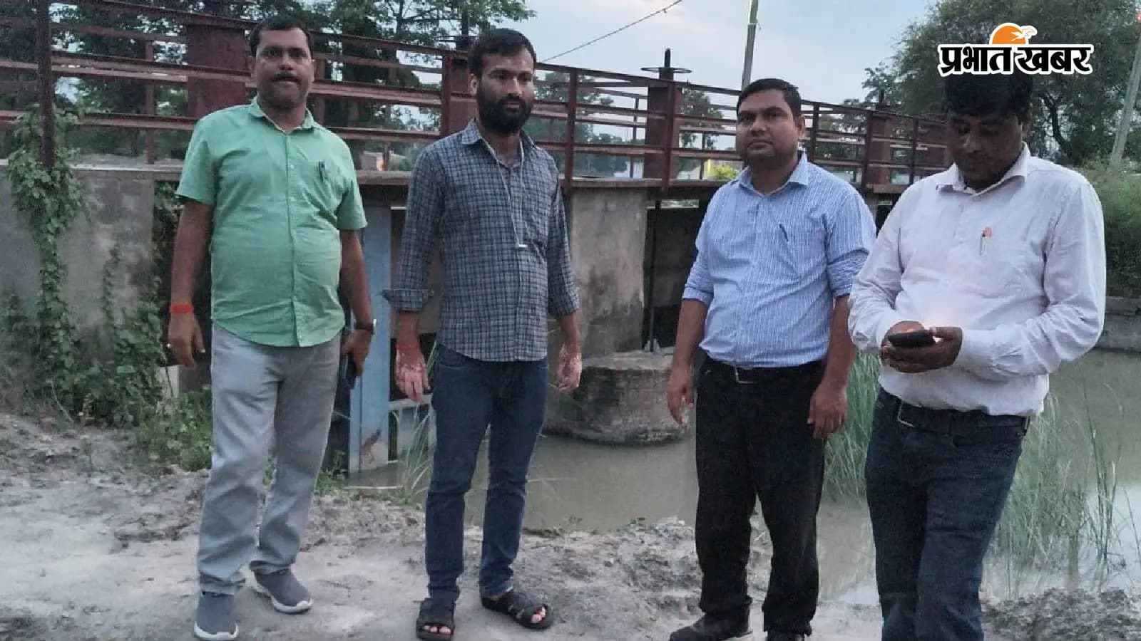 नदी के स्थिति को समझते जल संसाधन विभाग के अभियंता नदी के स्थिति को समझते जल संसाधन विभाग के अभियंता