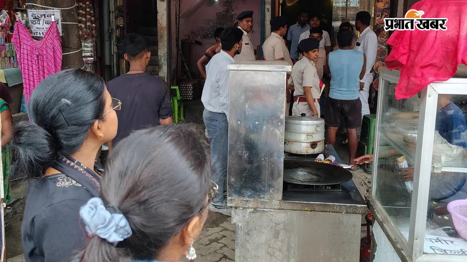 बल श्रमिक को मुक्त कराने के लिए छापेमारी करते अधिकारी बल श्रमिक को मुक्त कराने के लिए छापेमारी करते अधिकारी