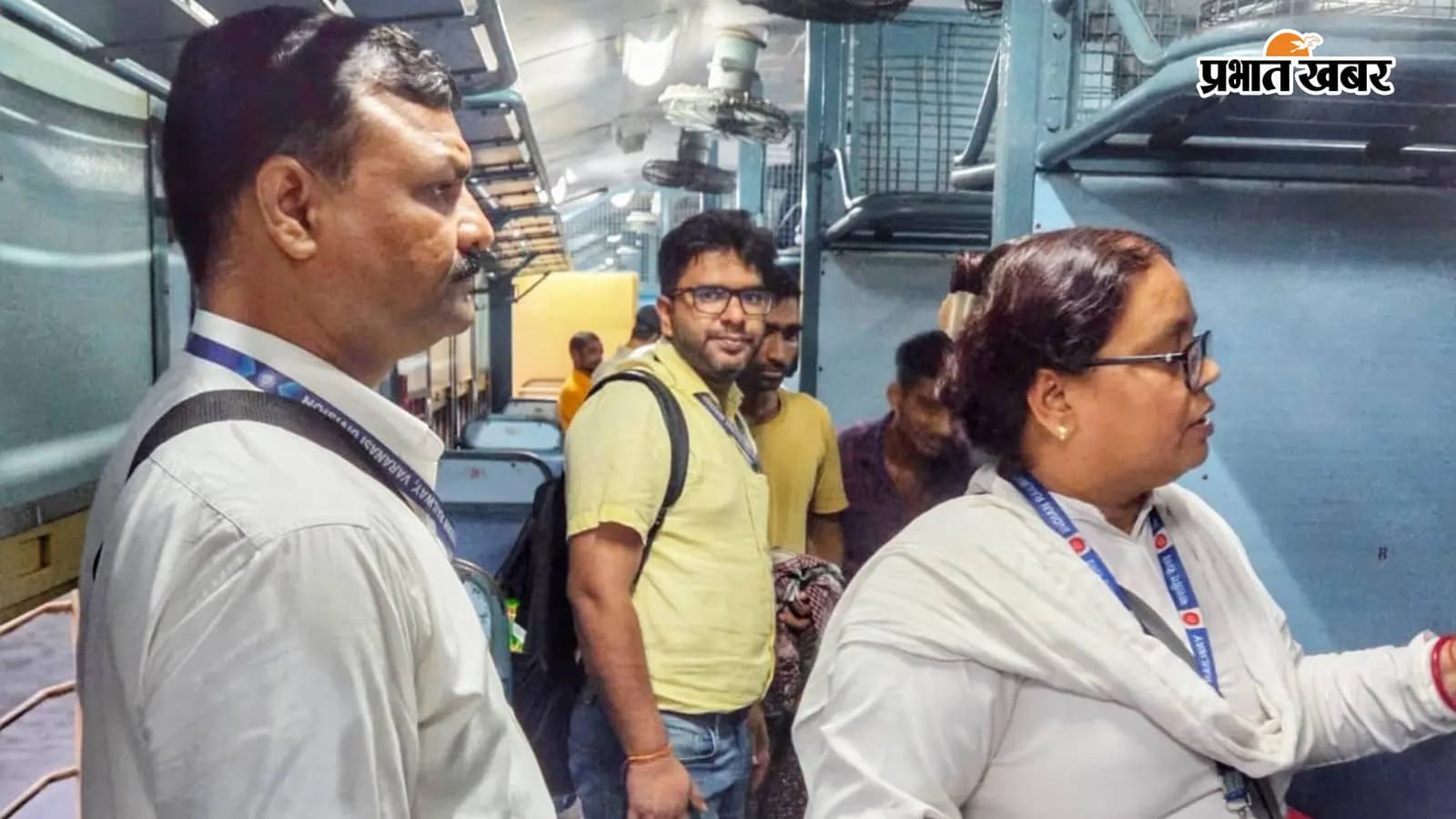 टिकट जांच करती टिकट निरीक्षक टिकट जांच करती टिकट निरीक्षक