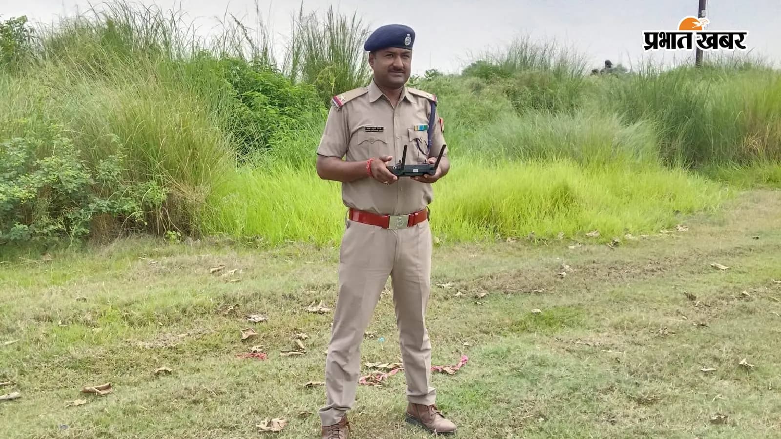 ड्रोन से निगरानी करते आरपीएफ के अधिकारी ड्रोन से निगरानी करते आरपीएफ के अधिकारी