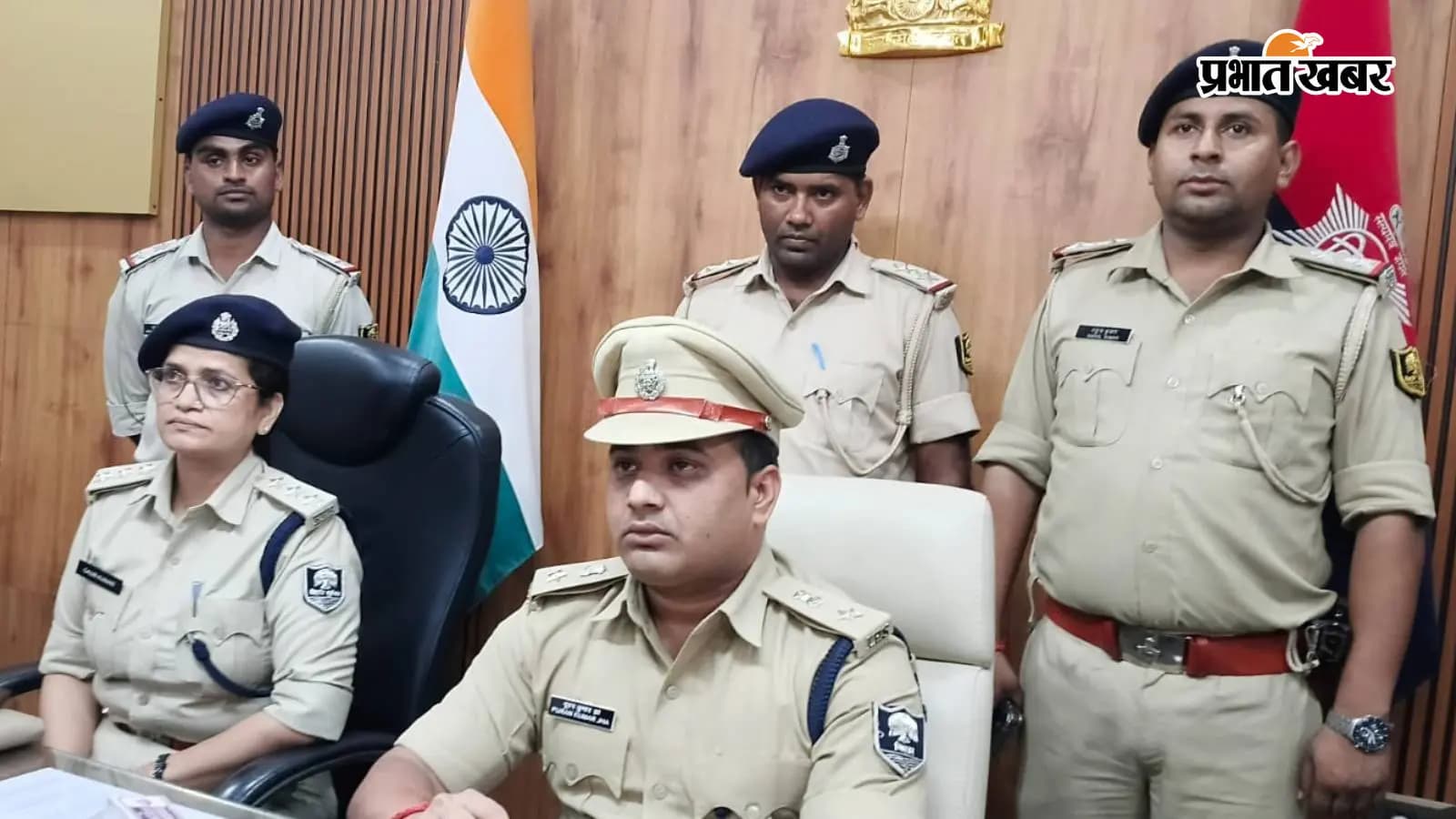 प्रेसवार्ता करते एसपी प्रेसवार्ता करते एसपी
