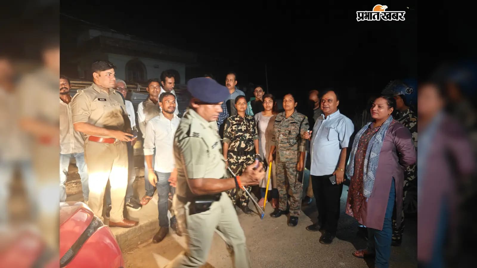 छापेमारी में शामिल पुलिस. छापेमारी में शामिल पुलिस.