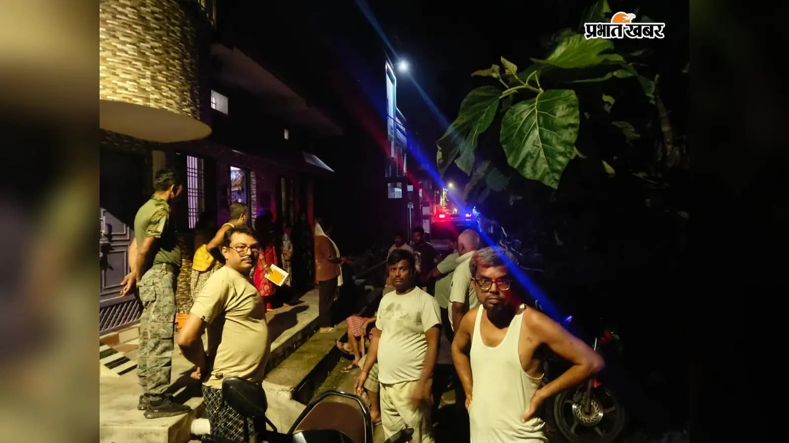 बमबाजी के बाद घटनास्थल पर जुटे स्थानीय लोग. बमबाजी के बाद घटनास्थल पर जुटे स्थानीय लोग.