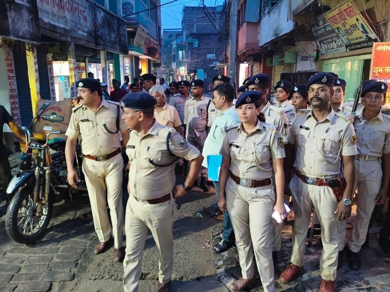 नालंदा के हरनौत बाजार में पुलिस की  कार्रवाई:  वार्ड पार्षद समेत दो के घर की कुर्की जब्ती, भारी पुलिस बल की मौजूदगी में चला अभियान