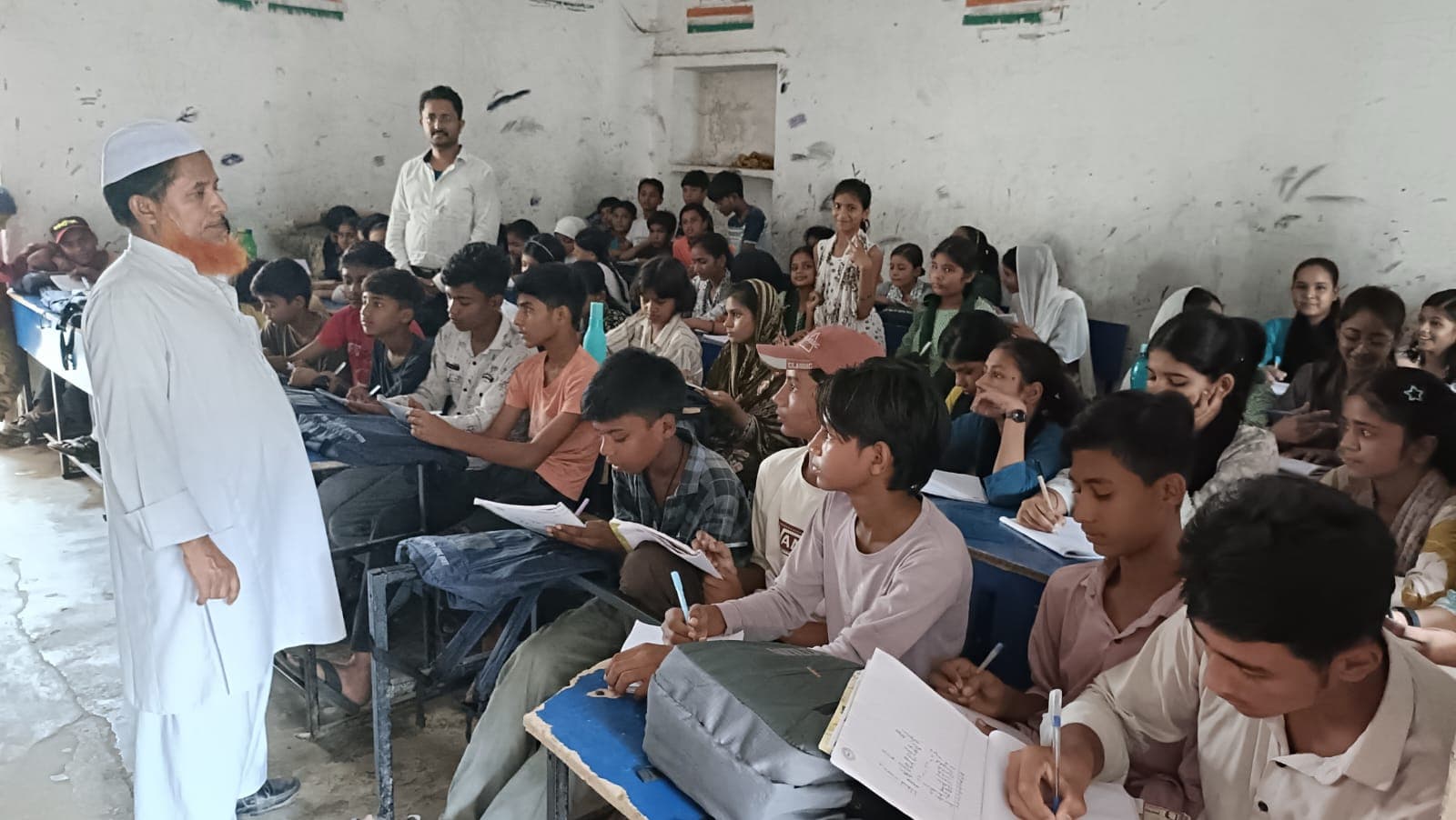 450 बच्चों का भविष्य दो कमरों में कैद, अररुआ खुर्द स्कूल में पढ़ाई पर संकट