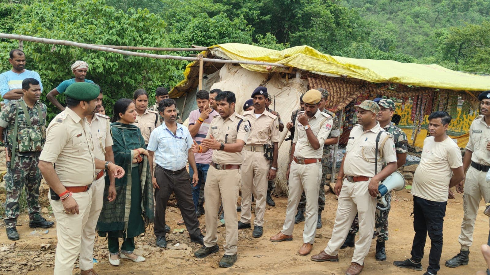 रोहतास में श्रावणी मेले से पहले गुप्ता धाम में चला बुलडोजर:  अतिक्रमण पर प्रशासन का प्रहार, सड़क चौड़ीकरण, सफाई और सुरक्षा व्यवस्था की तैयारियां तेज