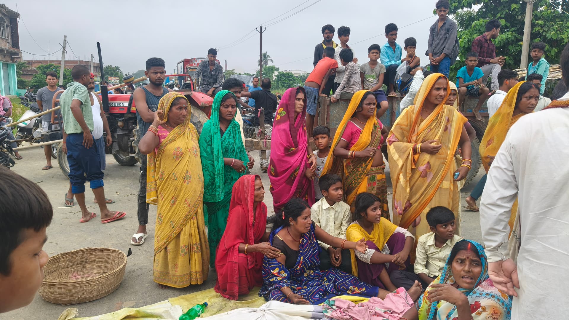 आम बेचकर लौट रहे व्यवसायी पर सांड ने किया हमला, अस्पताल ले जाते समय मौत; सड़क जाम कर प्रदर्शन