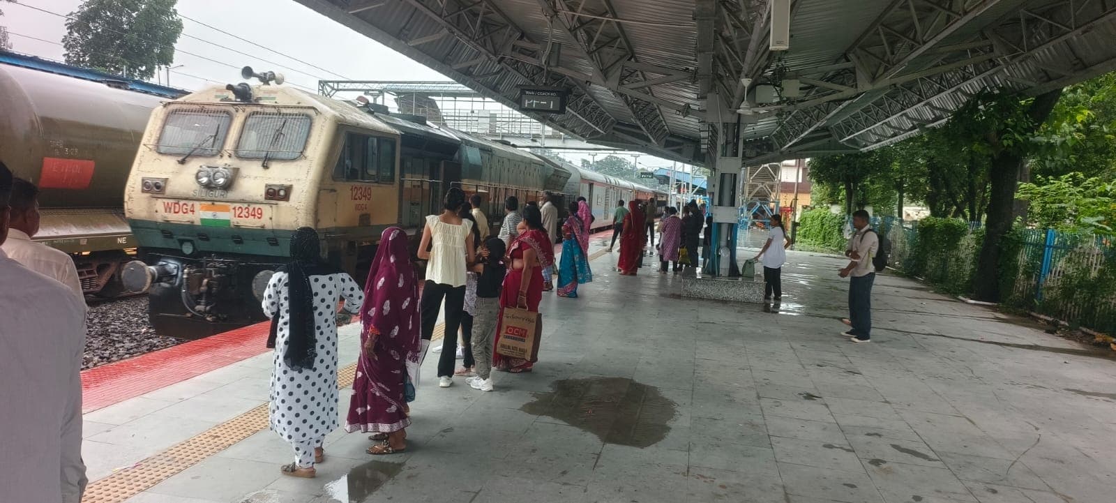 ठाकुरगंज-सिलीगुड़ी एकल रेलखंड पर ट्रेनों की लेटलतीफी से हाहाकार: एक ट्रेन क्या लेट हुई, सवा सात घंटे तक पिट गया ट्रेनों का समय