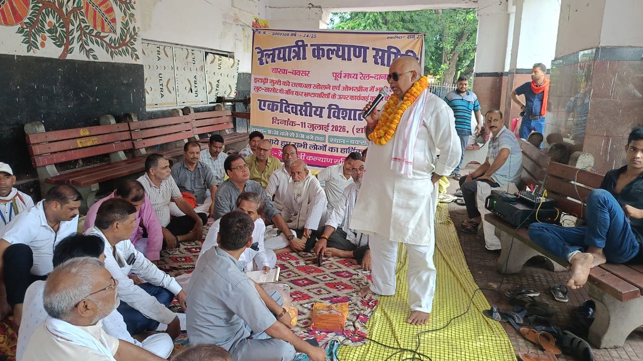 बक्सर रेलवे स्टेशन पर रेलयात्रियों का धरना:  इटाढ़ी गुमटी खोलने और ओवरब्रिज ध्वस्त जांच की मांग, 10 दिनों में कार्रवाई नहीं तो आंदोलन तेज