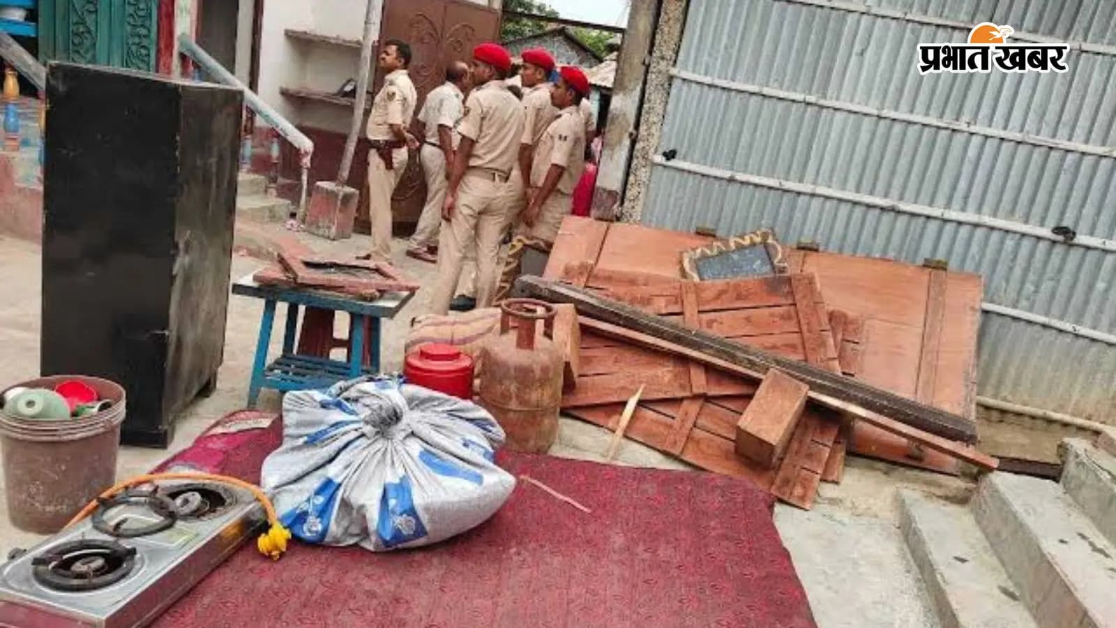 Begusarai News : वारंटियों के घर कुर्की-जब्ती, पुलिस ने सामान... Begusarai News : वारंटियों के घर कुर्की-जब्ती, पुलिस ने सामान...