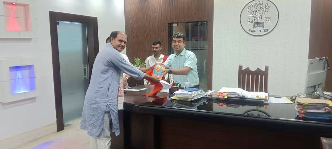 रोहतास: कोचस में सरकारी कर्मचारियों पर भ्रष्टाचार के आरोप, भाजपा नेता ने DM से मिलकर ट्रांसफर और जांच की मांग की
