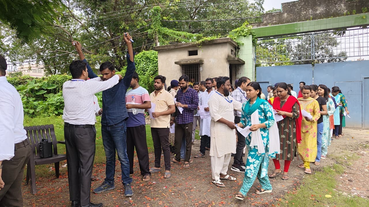 कटिहार के 10 केंद्रों पर बिहार पुलिस अवर निरीक्षक (मद्य निषेध) परीक्षा शुरू: सुरक्षा के कड़े इंतजाम