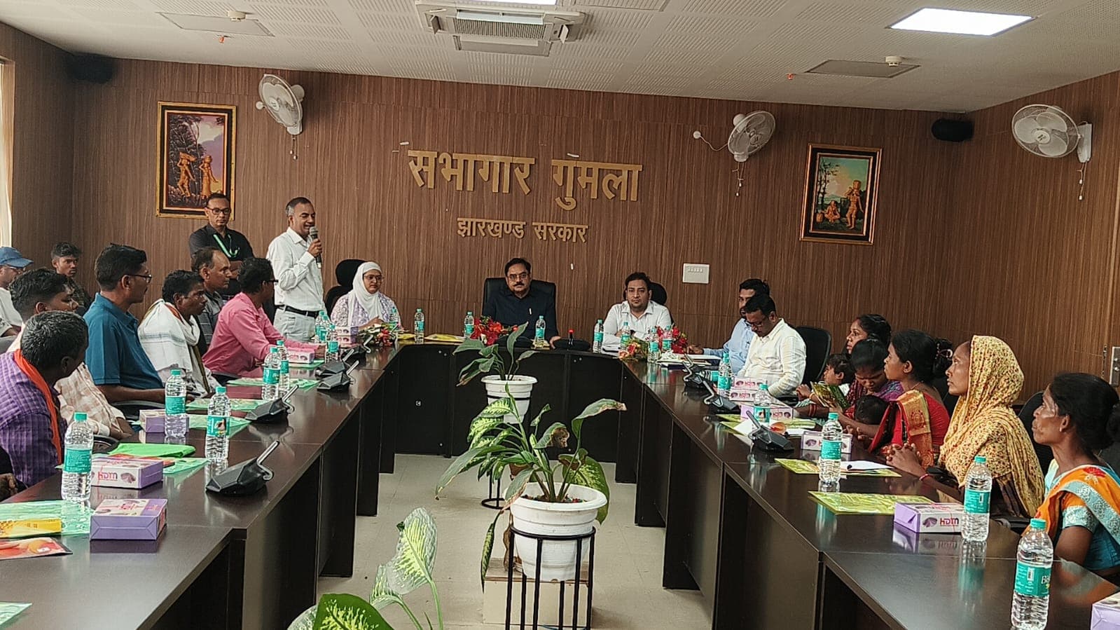 मधुमक्खी पालन को स्वरोजगार एवं आर्थिक सशक्तीकरण के रूप में अपनाये : उपायुक्त