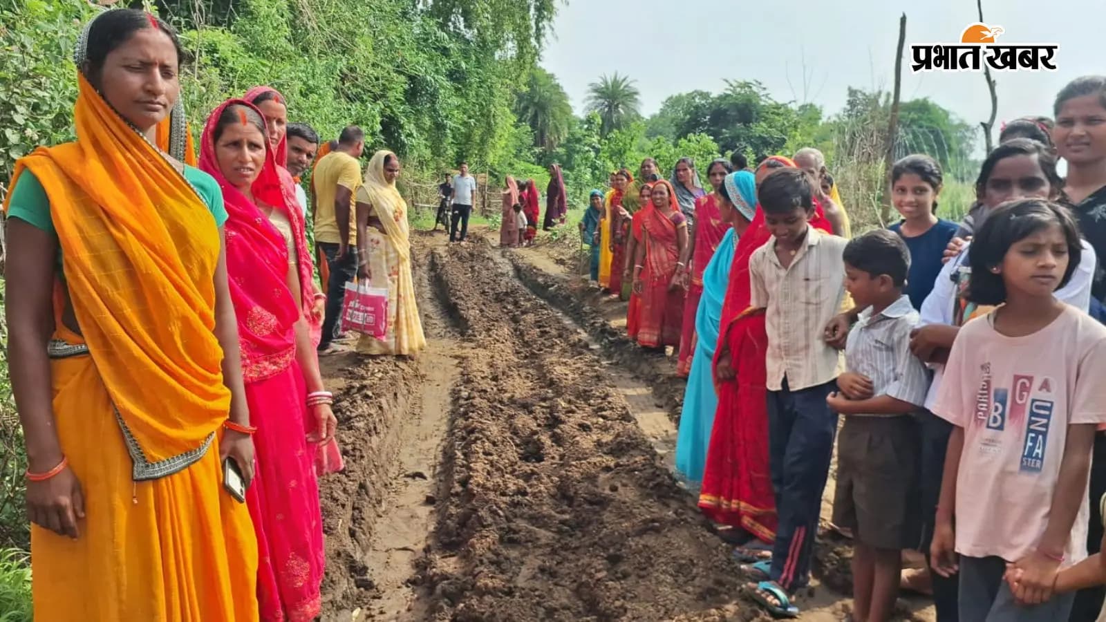 जर्जर सड़क पर खड़े ग्रामीण 