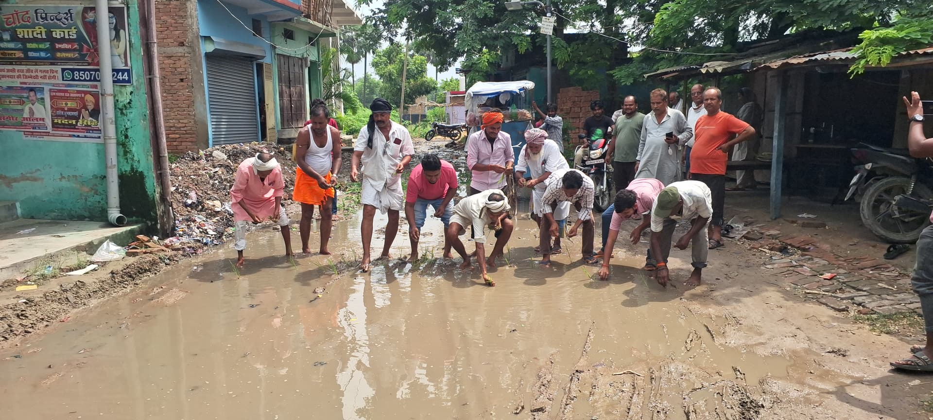 सारण की बदहाल सड़क पर ग्रामीणों ने की धान की रोपनी, सड़क निर्माण की मांग को लेकर अनोखा प्रदर्शन