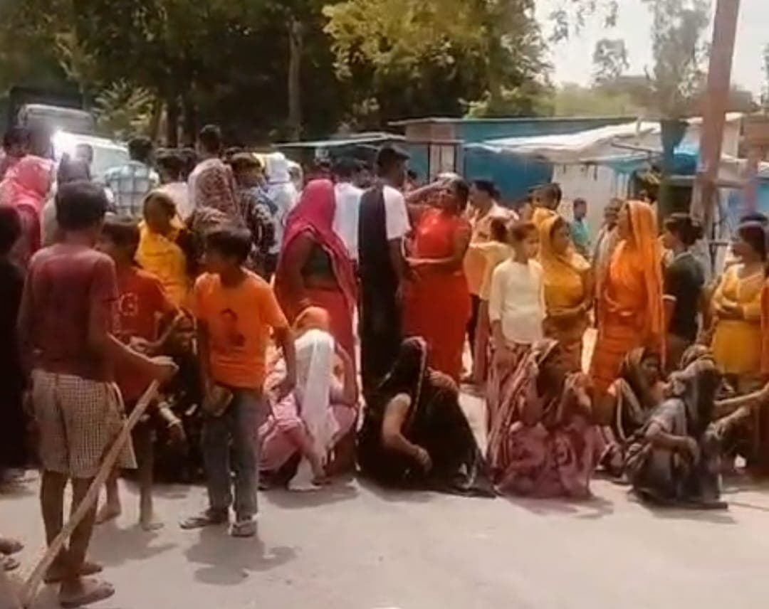 शव आने के बाद जाम लगाते ग्रामीण