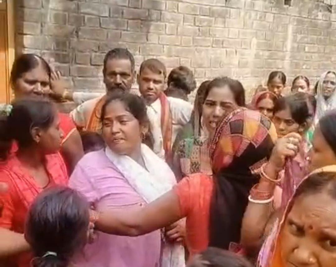 मौके पर जुटी ग्रामीणों की भीड़
