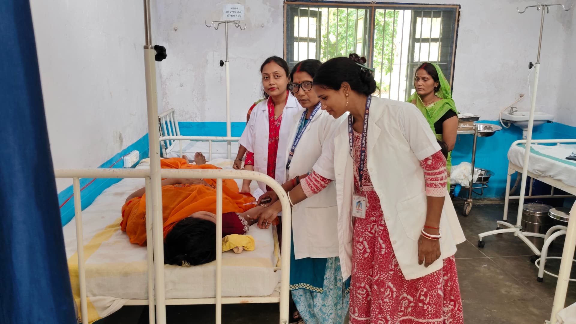 वाल्मीकिनगर में करंट लगने से महिला गंभीर रूप से झुलसी, समय पर इलाज से बची जान