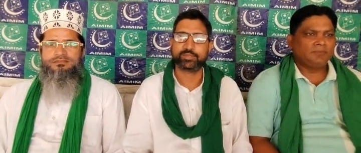 प्रेसवार्ता करते प्रदेश महासचिव मोहम्मद शमीम खान, साथ में मौजूद संगठन प्रभारी मोहम्मद नसीम खान व सन्ने खान 