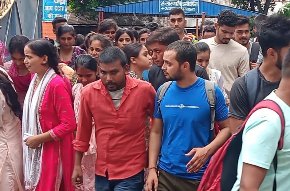 सारण में एक्साइज इंस्पेक्टर भर्ती परीक्षा: 60% अभ्यर्थी रहे अनुपस्थित, 26 केंद्रों पर कड़ी सुरक्षा के बीच परीक्षा संपन्न