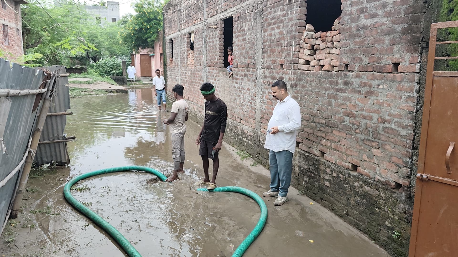 'थैंक्यू डीएम अंकल'... बच्चों की एक अपील और तुरंत हुई कार्रवाई, स्कूल से हट गया घुटनों तक भरा पानी