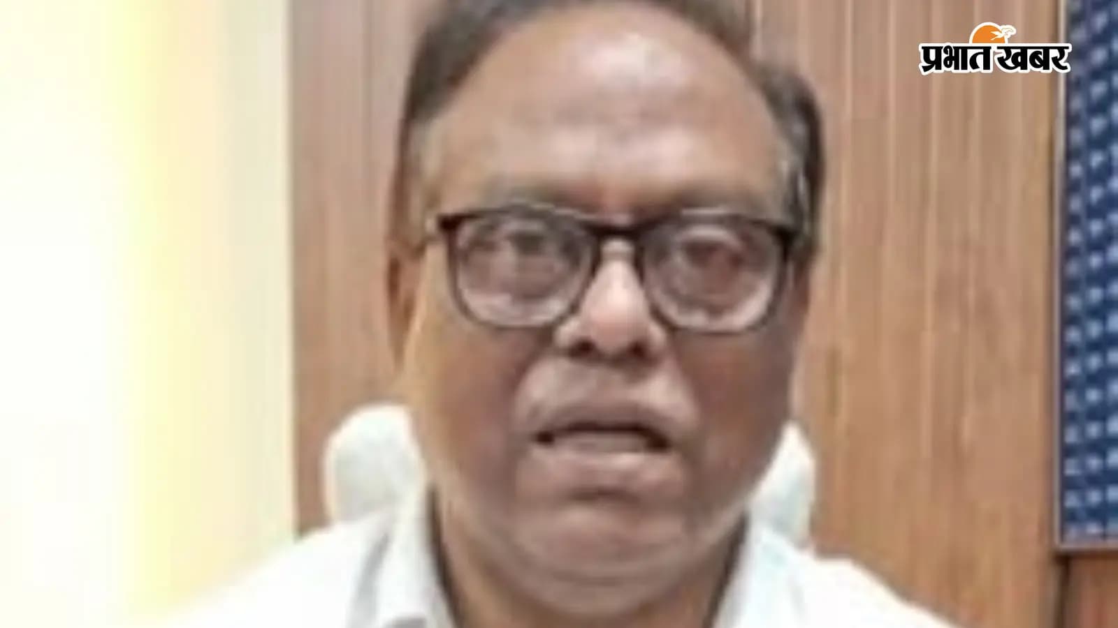 जानकारी देते स्वास्थय विभाग के अधिकारी