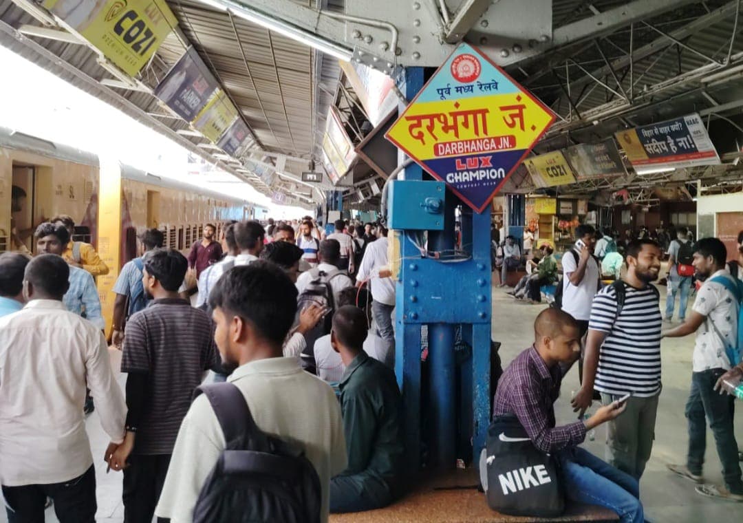 सिपाही भर्ती परीक्षा को लेकर दरभंगा जंक्शन पर आरपीएफ-जीआरपी अलर्ट, स्पेशल ट्रेनों से मिली राहत