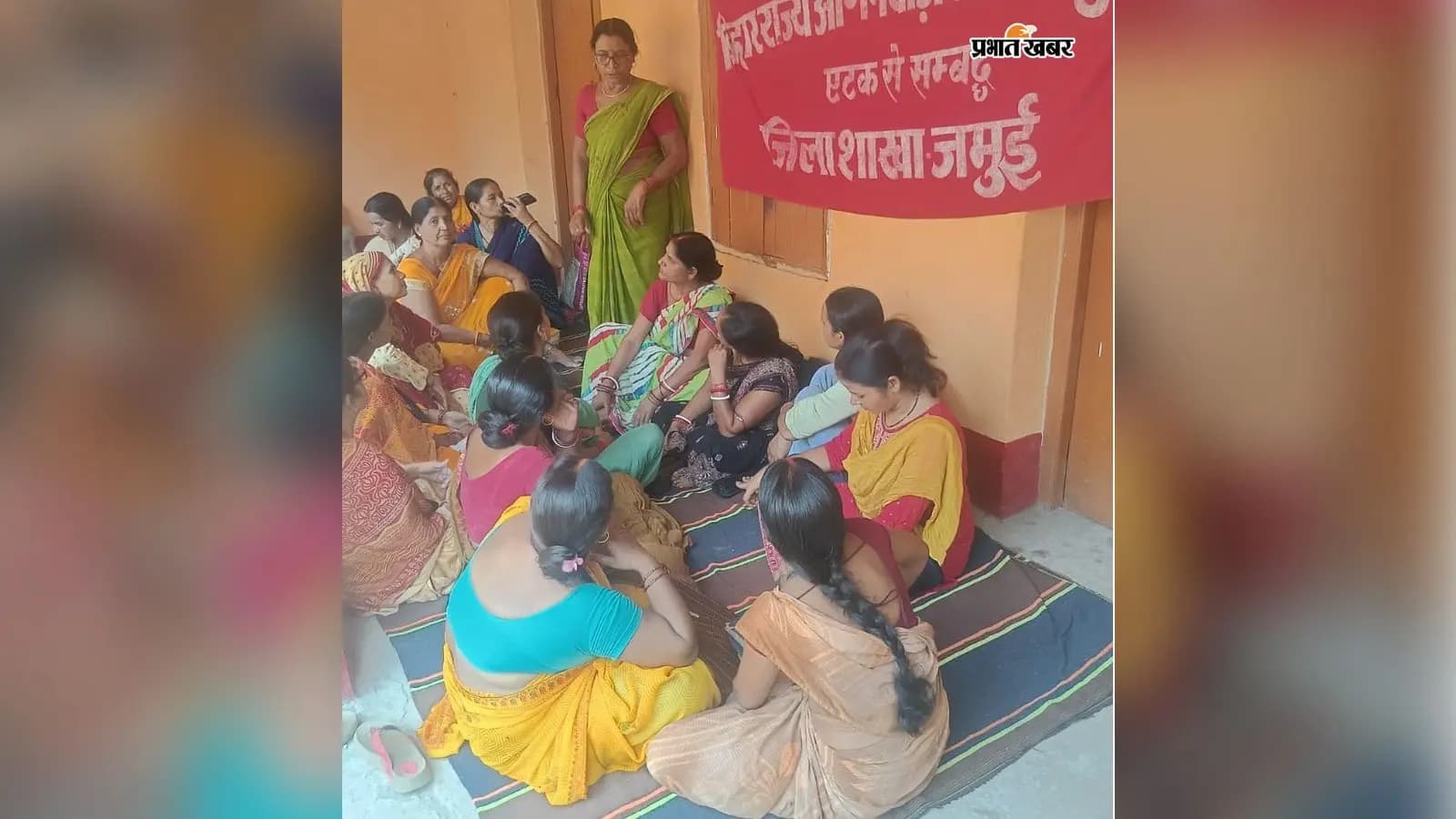 बैठक में मौजूद आंगनबाड़ी सेविकाएं. 