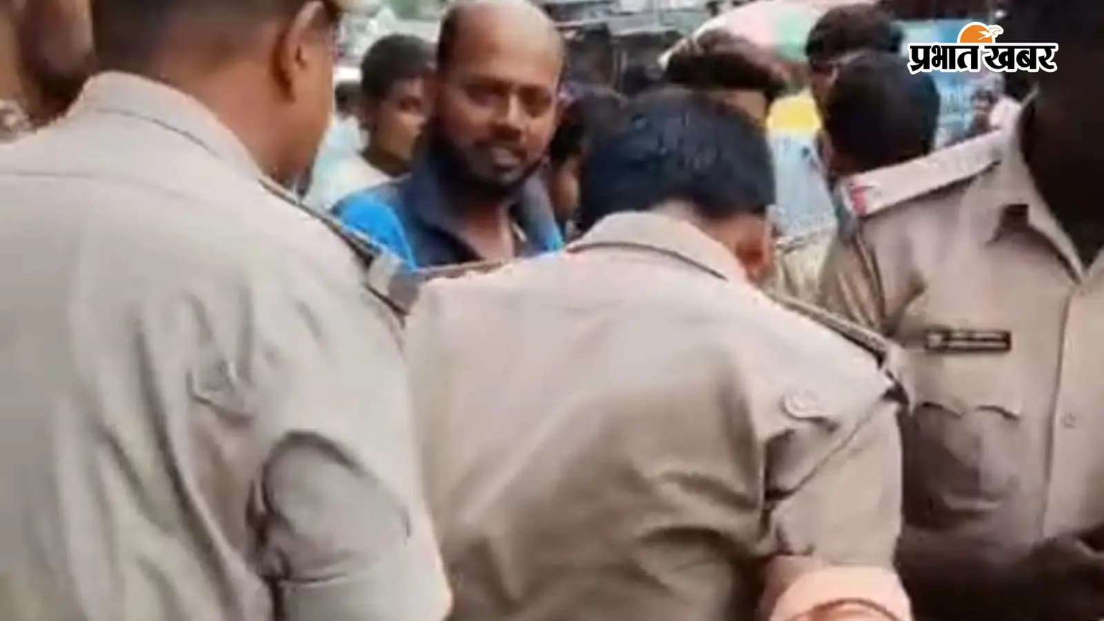 नशे की हालत में मिले पुलिसकर्मी का फोटो