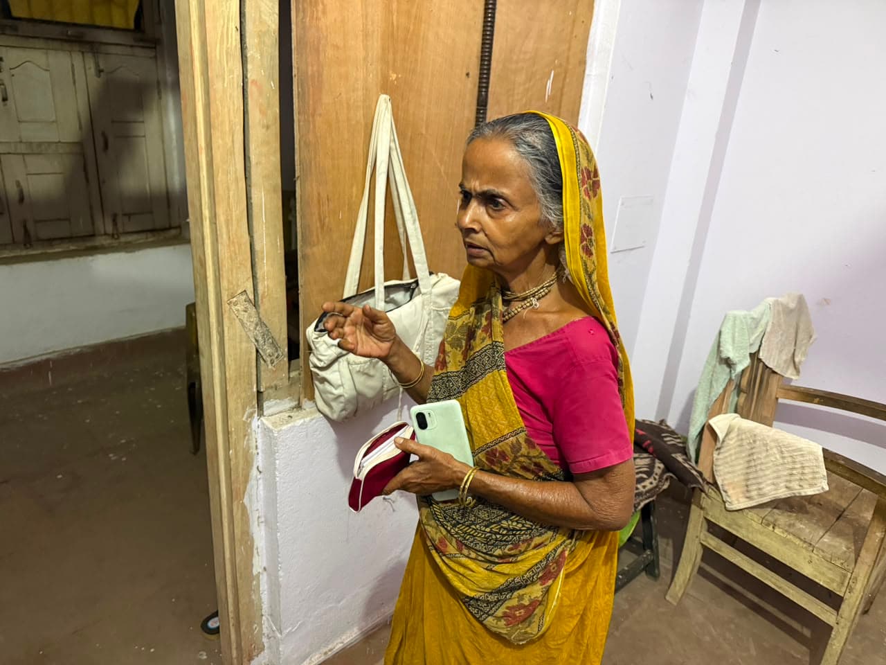 सुबह घर में घुसकर चोर ने उड़ाये दो लाख के जेवरात और नकदी, वारदात सीसीटीवी में कैद