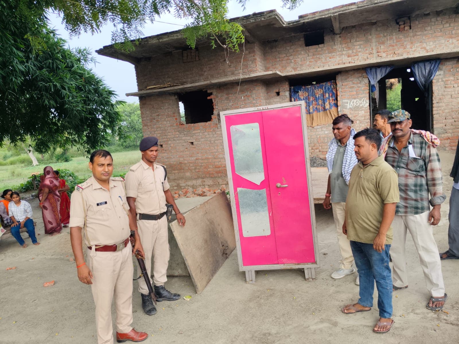 सीवान में हत्या के फरार आरोपितों के घर पर कार्रवाई, पुलिस ने कुर्की-जब्ती की, कई सामान जब्त