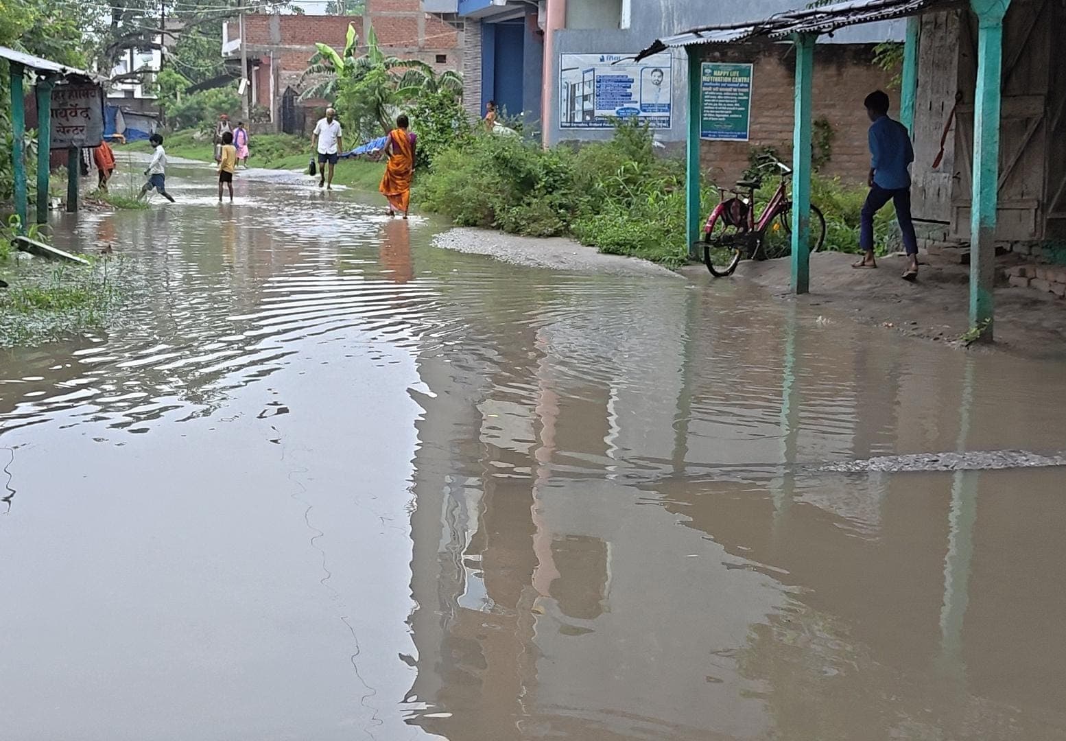 हल्की बारिश में ही डूबी महुआ नगर परिषद की सड़कें, जलजमाव से लोगों का फूटा गुस्सा