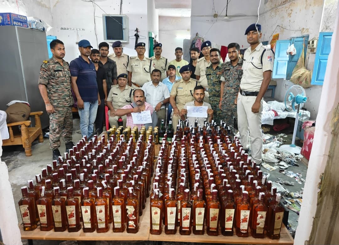 सुपौल स्टेशन पर वैशाली एक्सप्रेस से 219.750 लीटर शराब-बीयर जब्त, दो आरोपी गिरफ्तार
