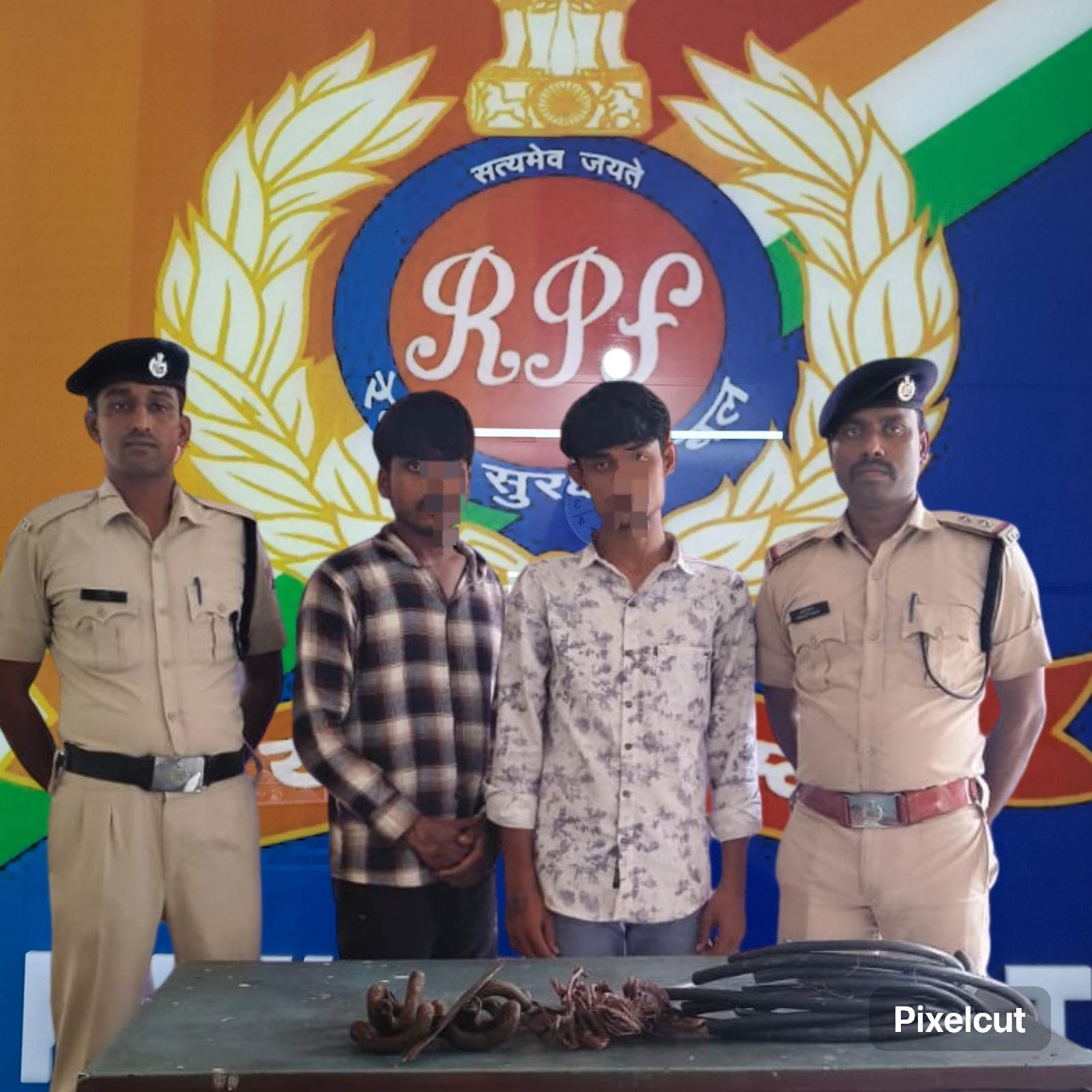 कटिहार रेलवे यार्ड में चोरी करते दो आरोपी गिरफ्तार, रेलवे का सामान बरामद