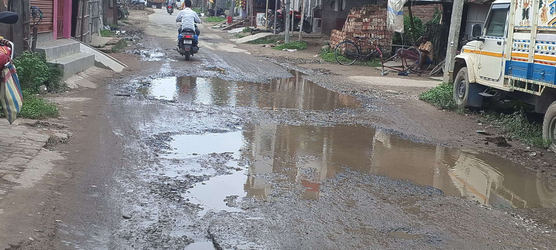 कुरसेला में बाजार और रेलवे स्टेशन को जोड़ने वाली सड़क बदहाल, राहगीर परेशान