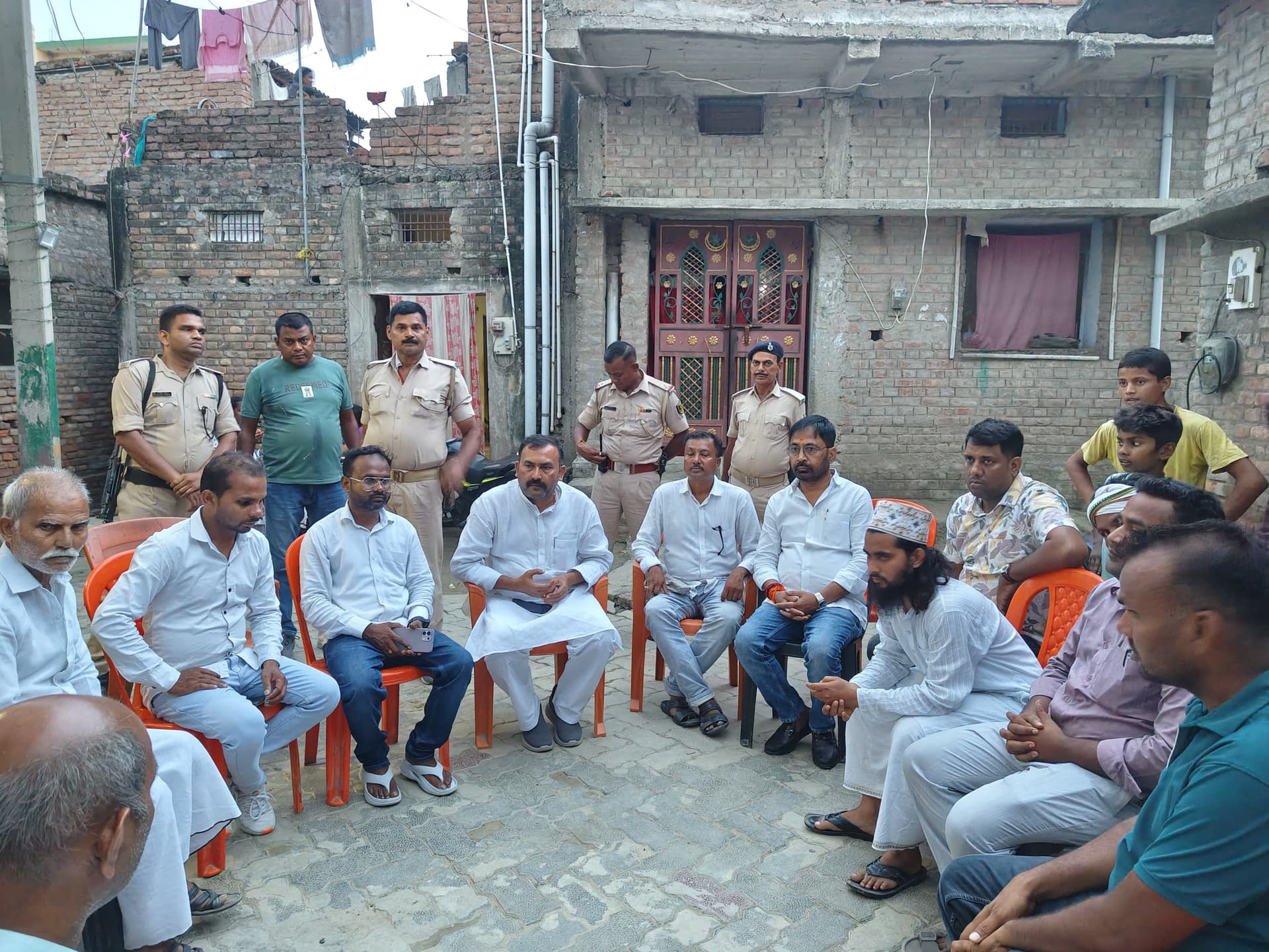 सारण: केरल में भूस्खलन में मृत युवक के परिजनों से मिले पूर्व मंत्री, सरकारी सहायता दिलाने का भरोसा दिया