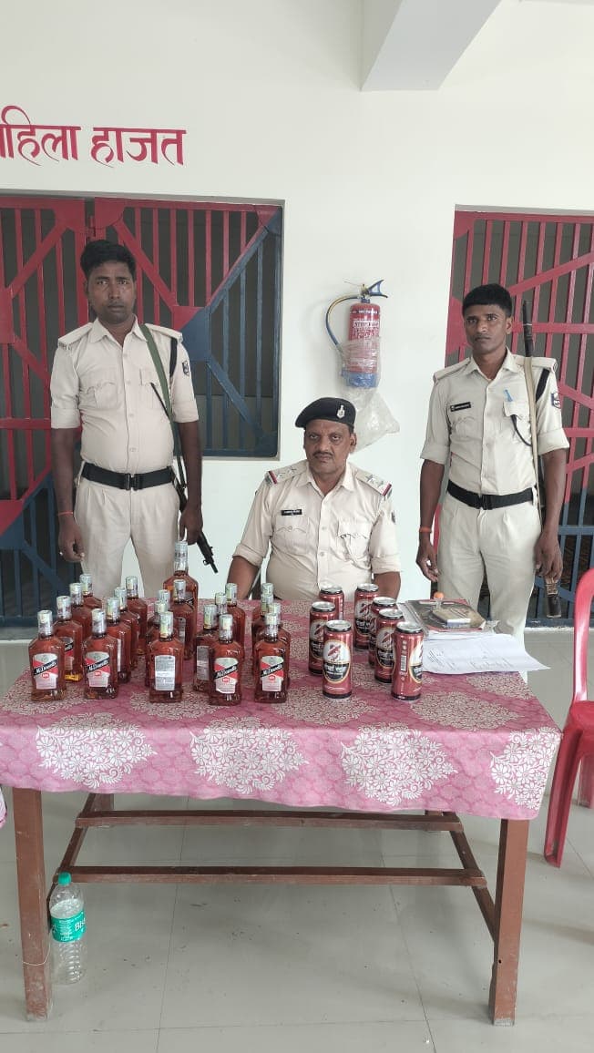 भारत-नेपाल सीमा पर तस्करी की 10.875 लीटर शराब बरामद, पुलिस को देख तस्कर नेपाल भागा